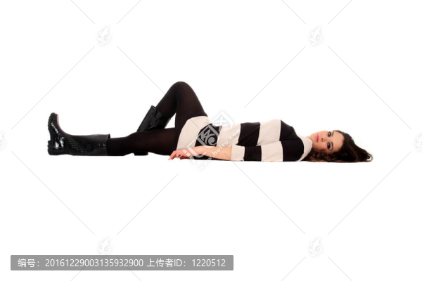 美麗的少女在地板上
