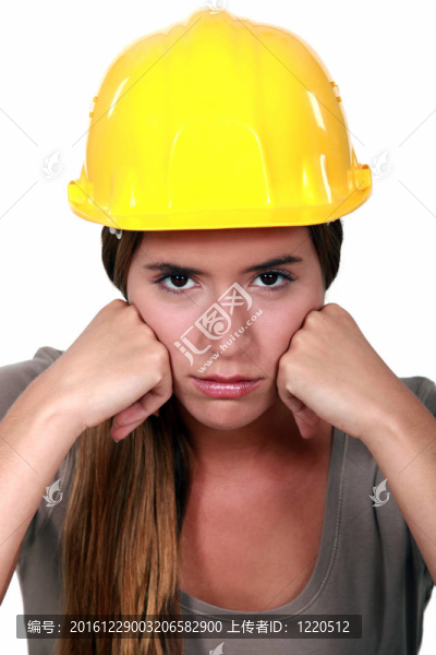 憤怒的女建筑工人。