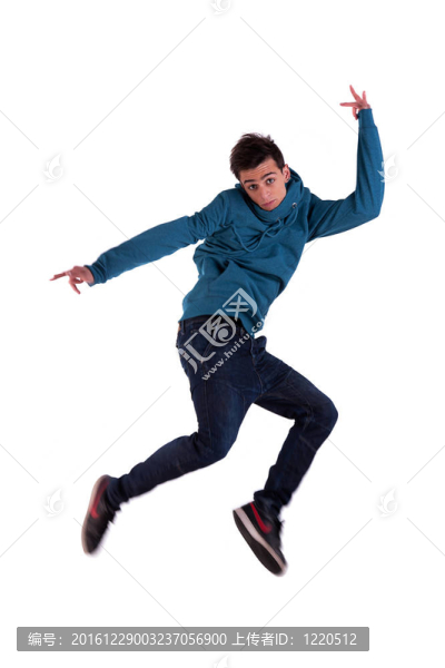 一個非?？鞓返哪贻p人的肖像；張開雙臂跳躍；白色背景上的孤立；工作室鏡頭