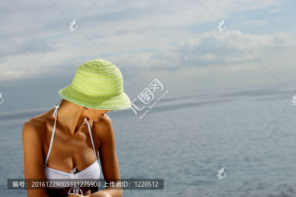 白色比基尼的女人