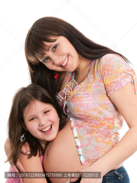 快樂懷孕的女士和她的大女兒