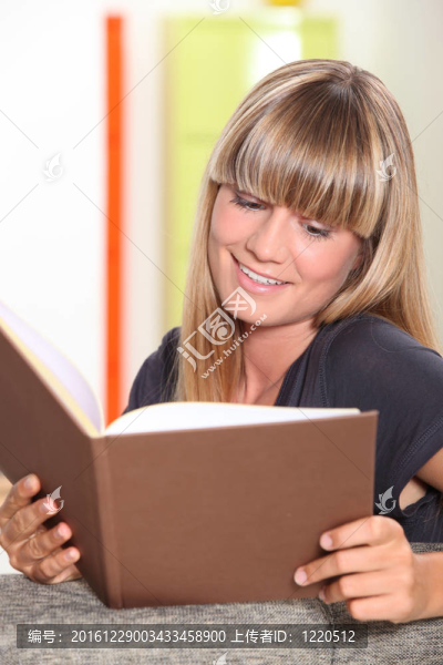 讀書的女孩