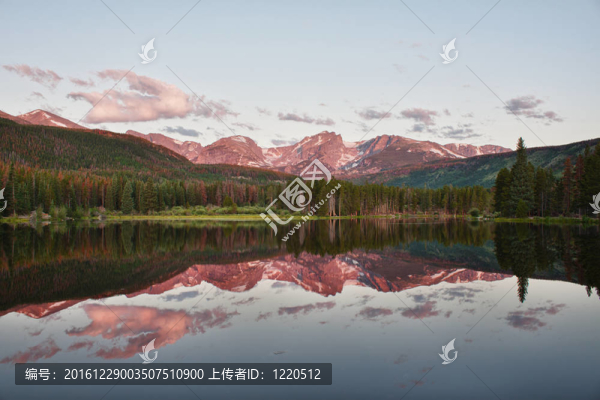 在落基山脈只湖