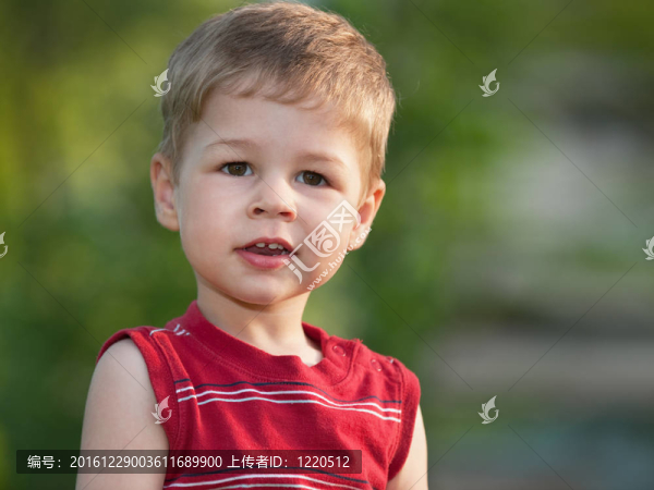 微笑的男孩在戶外