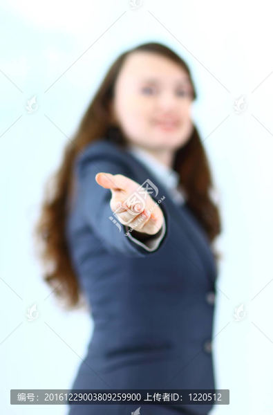 微笑的商業(yè)女性；