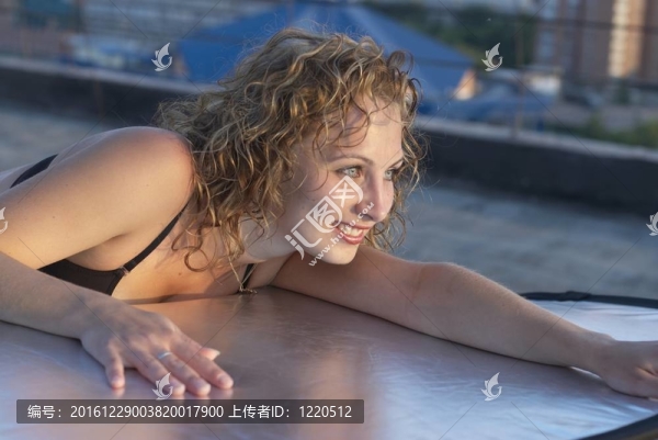 屋頂上的年輕女人