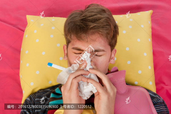 病得很厲害的人在擤鼻子