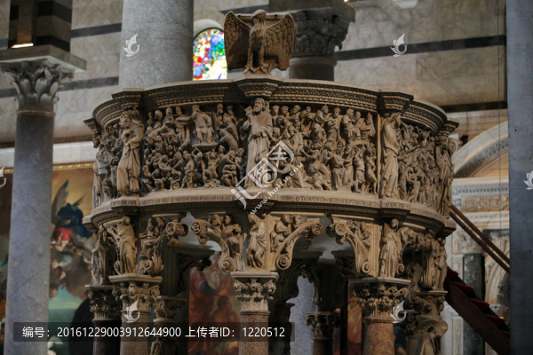 比薩大教堂內(nèi)部。講壇上的Giovanni,Pisano