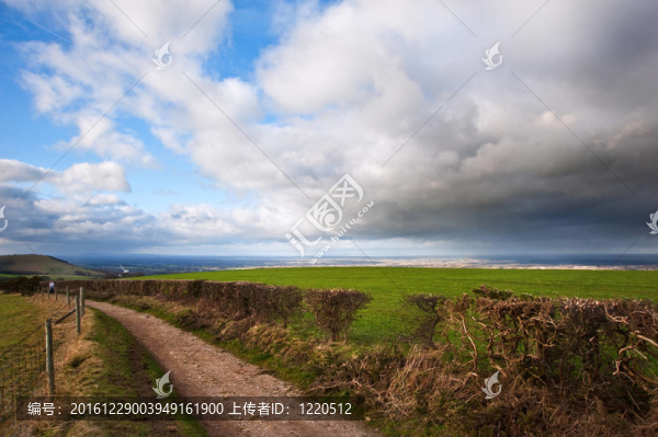 令人驚嘆的穆迪天空與美麗的云形成和顏色的鄉(xiāng)村景觀的路徑導(dǎo)致距離
