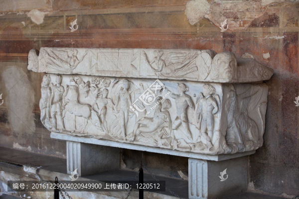 比薩墓園墓地建于1278家神圣的污垢從各各他帶回來(lái)的十字軍東征期間。然后成為了比薩的上層階級(jí)埋葬的地