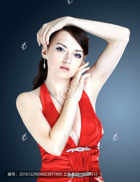 穿紅衣服的漂亮女孩。