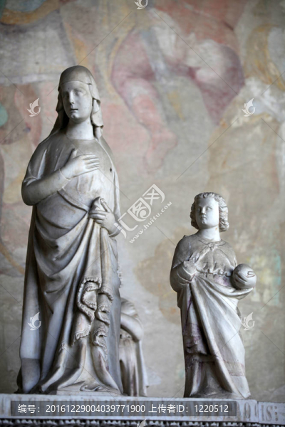比薩墓園墓地建于1278家神圣的污垢從各各他帶回來(lái)的十字軍東征期間。然后成為了比薩的上層階級(jí)埋葬的地