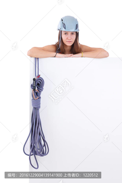 舉著旗幟的登山婦女