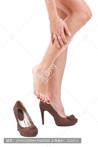 女人擦她的腿