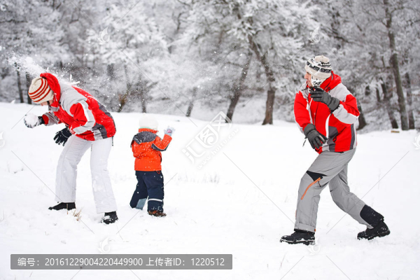 玩雪的家庭