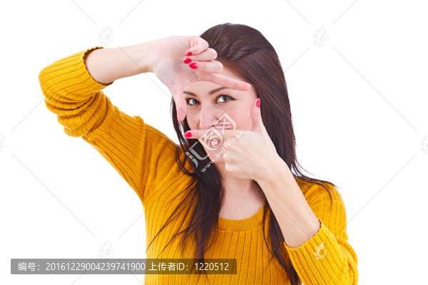 用手指創(chuàng)造一個(gè)框架的女人