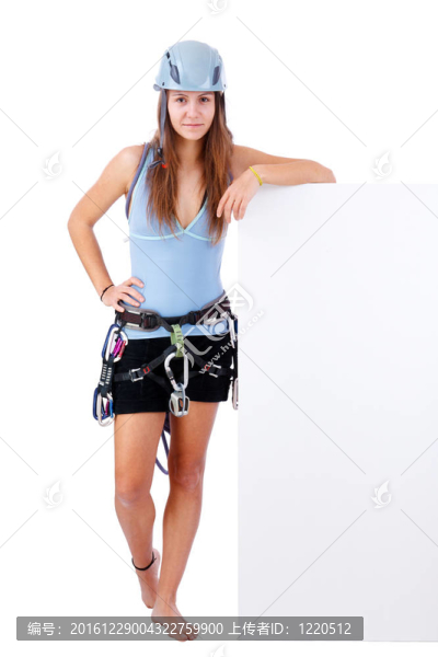 舉著旗幟的登山婦女