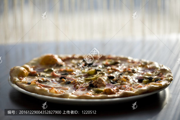 比薩餅和陽(yáng)光在桌子上自然的顏色