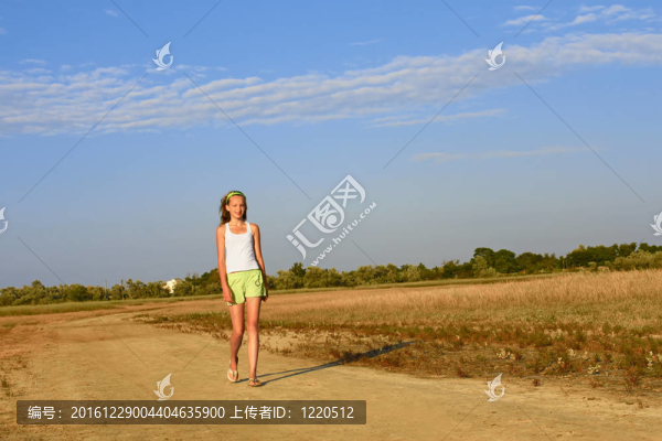 沙灘上的少女