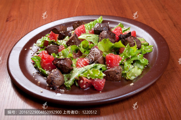蔬菜芝麻肉沙律。
