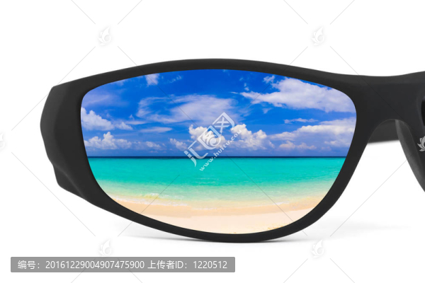 太陽鏡和海景的反思