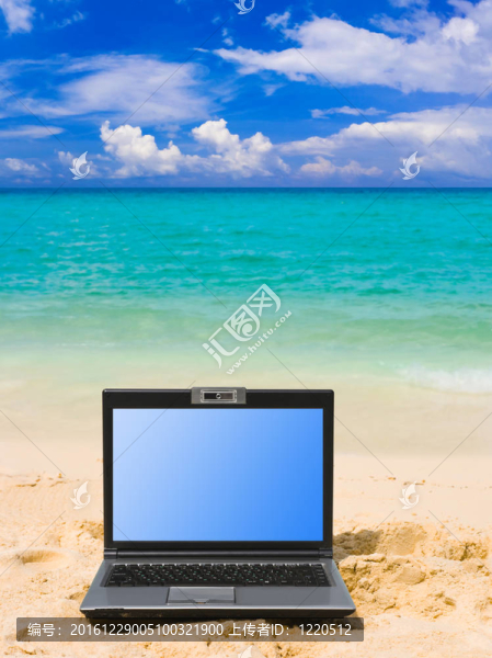 筆記本在海灘上