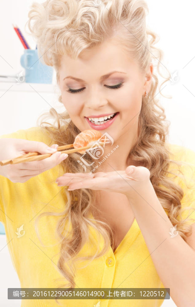 可愛的女人吃壽司