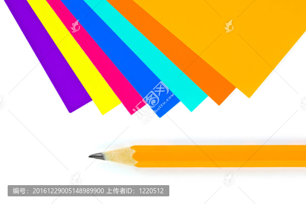 彩色的紙和鉛筆