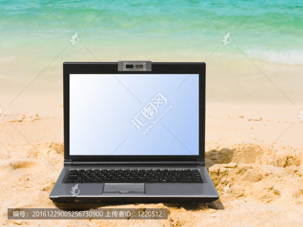 筆記本在海灘上