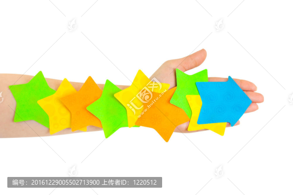 手和五彩的便條紙