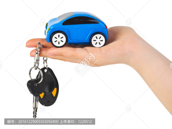 手與鑰匙和汽車