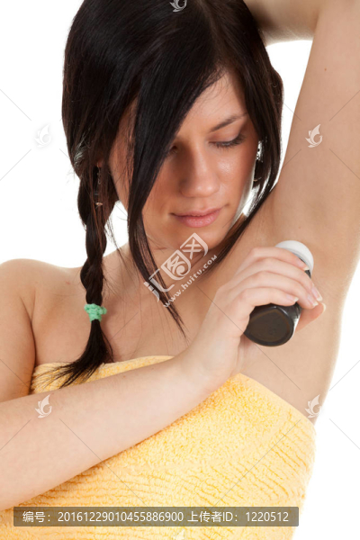 使用止汗劑黃毛巾的年輕女子