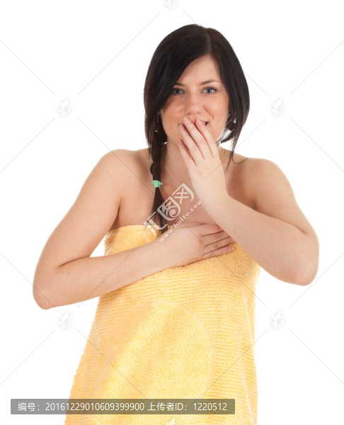 驚恐的黑發(fā)黑發(fā)女子用黃毛巾