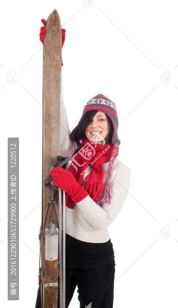 微笑的年輕女子在冬季帽持有舊木滑雪