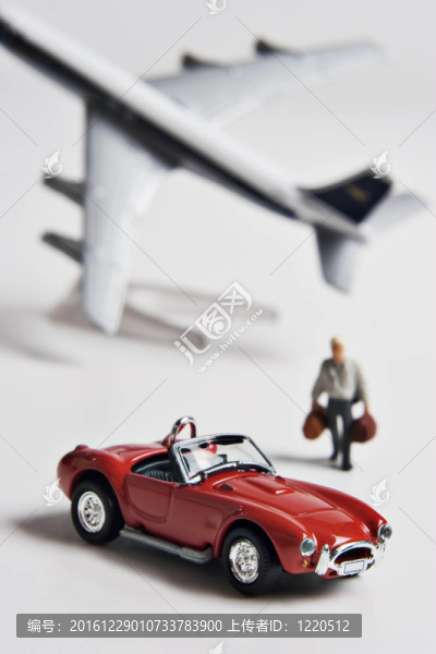 雕像；玩具汽車和玩具飛機(jī)