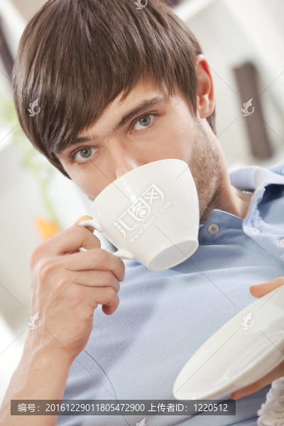 男人在家喝茶