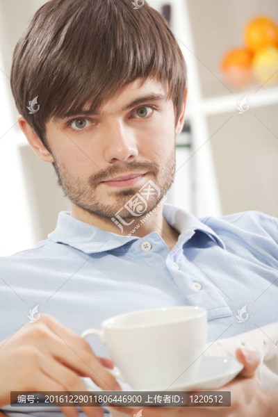 沙發(fā)上喝茶的人