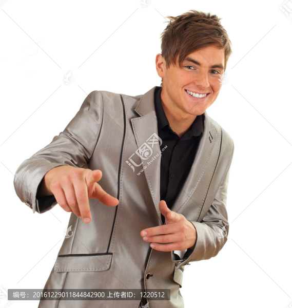 穿著灰色西裝站著的快樂年輕人