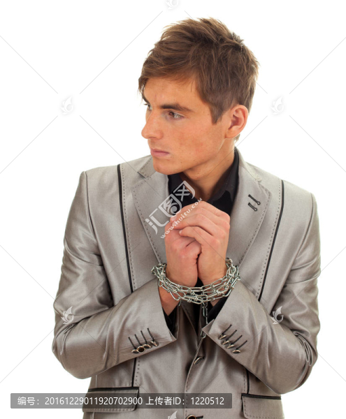 穿著灰色西裝的年輕人站在手里