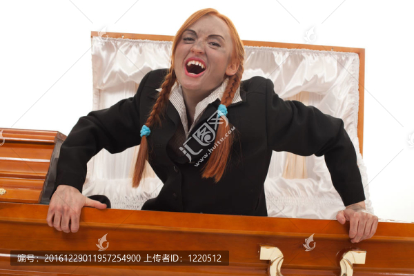 穿黑衣服的吸血鬼女人從棺材里爬起來