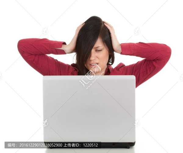 不幸的；年輕的黑發(fā)婦女與筆記本電腦