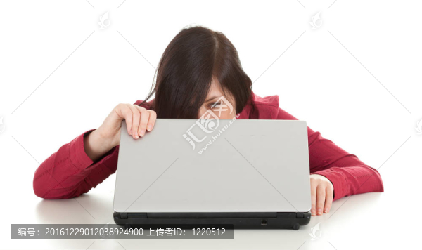 不幸的；年輕的黑發(fā)婦女與筆記本電腦