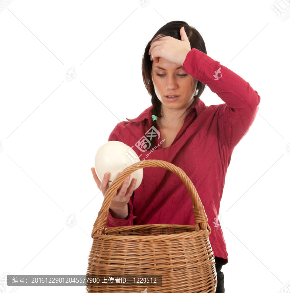 鴕鳥蛋和驚訝的柳條筐的年輕女子
