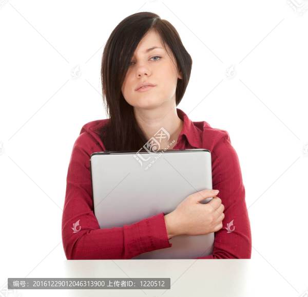 不幸的；年輕的黑發(fā)婦女與筆記本電腦