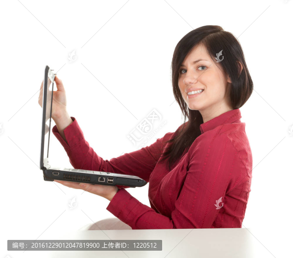微笑；年輕的黑發(fā)女人與筆記本電腦