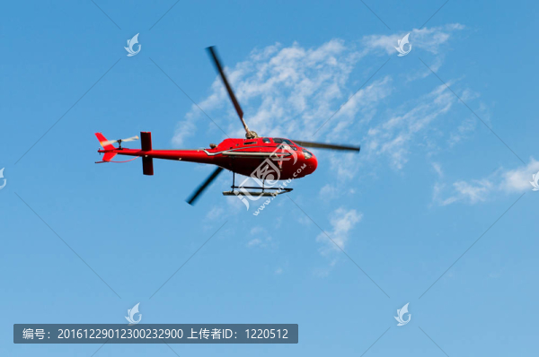 紅色直升機(jī)在明亮的夏日