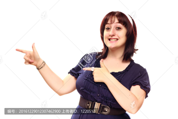 快樂的年輕白人婦女指著一邊白色