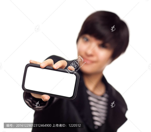 微笑的年輕混血女子抱著空白智能手機(jī)