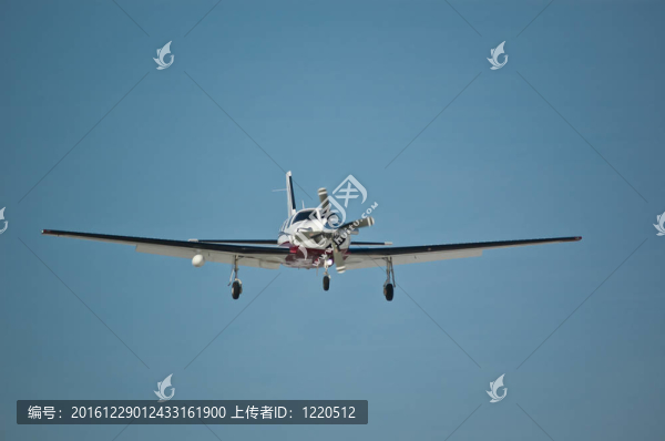 飛行中的輕型飛機(jī)