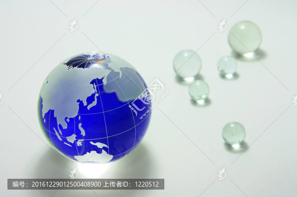 藍(lán)色玻璃球。